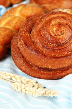 renkli peçete üzerine buns ile kompozisyon yakın çekim