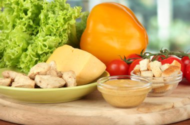 parlak zemin üzerine Sezar salatası için malzemeler