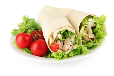 kebap - ızgara et ve sebze, tabakta üzerine beyaz izole