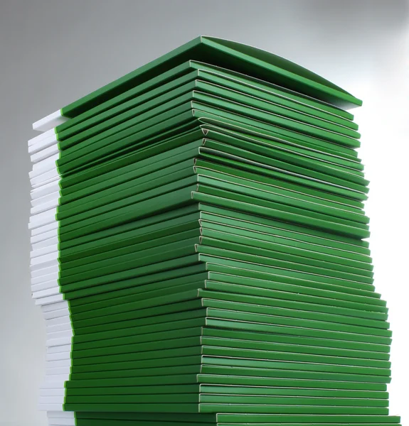 Много зеленых папок, изолированных на белом — стоковое фото