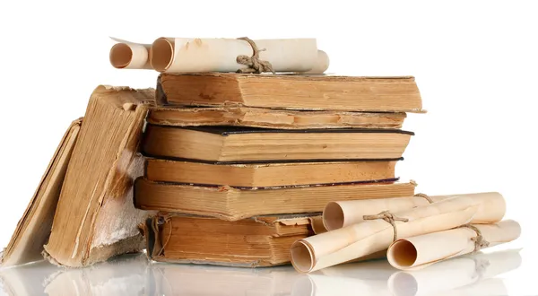 Σωρό των παλαιών βιβλίων και κύλισης που απομονώνονται σε λευκό — Φωτογραφία Αρχείου