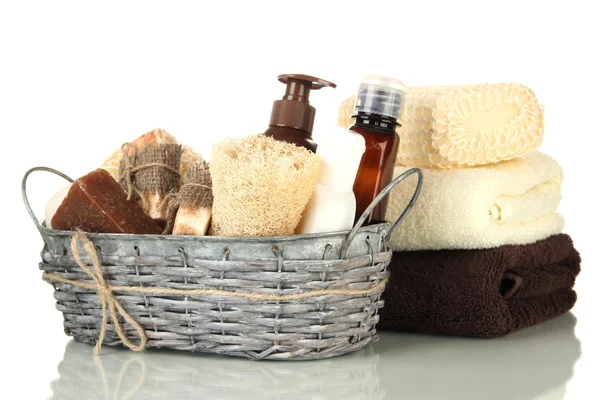 Composition des flacons cosmétiques et savon dans le panier, isolé sur blanc — Photo