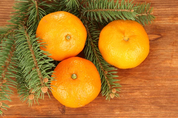 Mandarinas saborosas em fundo de madeira — Fotografia de Stock