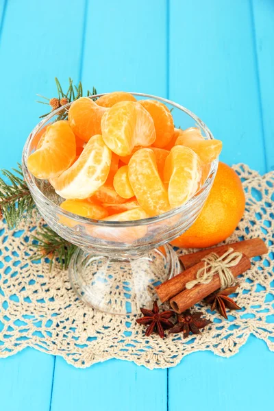 Ízletes mandarine szeletek üvegtál kék háttér — Stock Fotó