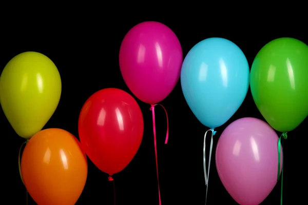 Kleurrijke ballonnen geïsoleerd op zwarte achtergrond — Stockfoto