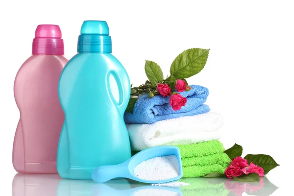 Waschmittel mit Waschpulver und Handtüchern isoliert auf weiß — Stockfoto