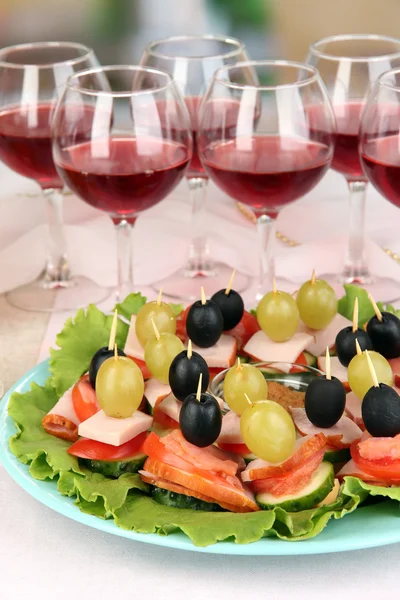 Canapés y vino en el restaurante — Foto de Stock