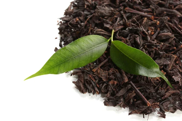 Сухий чорний чай з зеленим листям, ізольований на білому — стокове фото