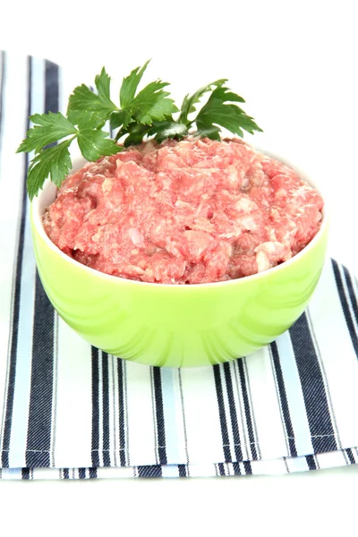 Schüssel mit rohem Hackfleisch isoliert auf weiß — Stockfoto