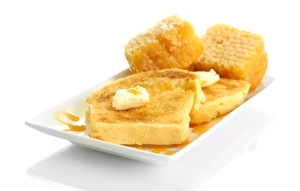 Άσπρο ψωμί τοστ με μέλι στο πιάτο, που απομονώνονται σε λευκό — Φωτογραφία Αρχείου