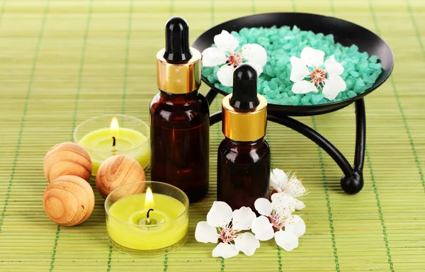 Composition du spa avec huiles aromatiques sur la table close-up — Photo
