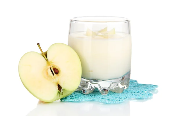 Iogurte delicioso em vidro com maçã isolada em branco — Fotografia de Stock