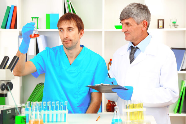 Врач и оценщик во время исследования на фоне помещений
