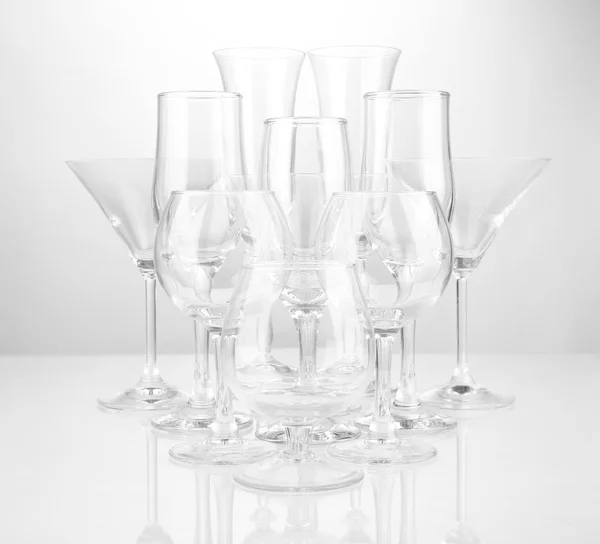 Koktejl a vinné sklenice, na šedém pozadí — Stock fotografie