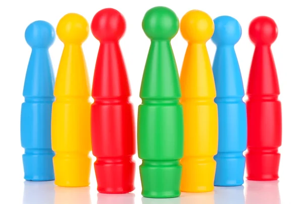 Plastique coloré quilles de jouet bowling isolé sur blanc — Photo