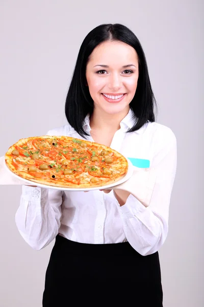 Vacker flicka servitör med pizza isolerad på vit — Stockfoto
