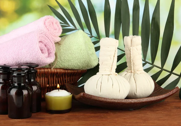 Textile Massagegeräte im Wellnessbereich vor Hintergrund der Natur — Stockfoto