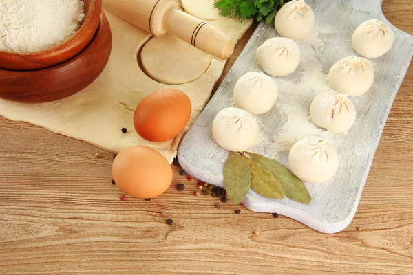 Albóndigas crudas, ingredientes y masa, sobre mesa de madera —  Fotos de Stock