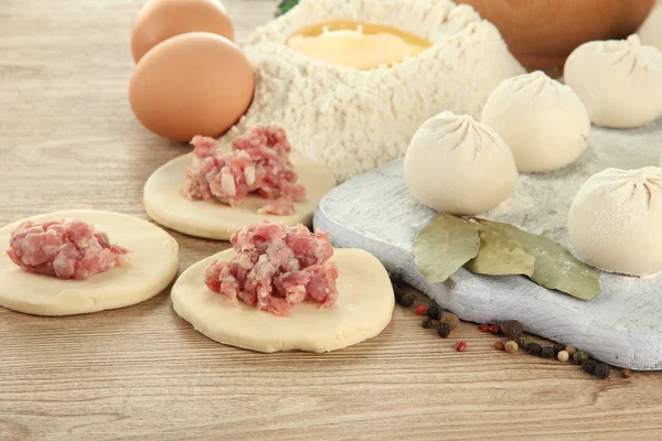 Albóndigas crudas, ingredientes y masa, sobre mesa de madera — Foto de Stock