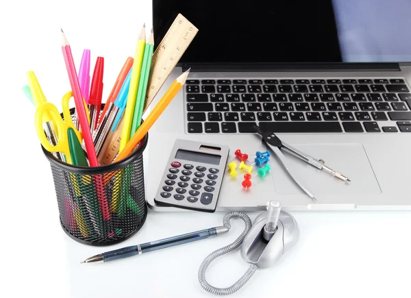 Laptop met briefpapier geïsoleerd op wit — Stockfoto