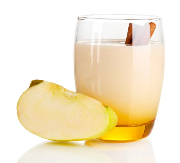 Délicieux yaourt en verre avec pomme et cannelle isolé sur blanc — Photo