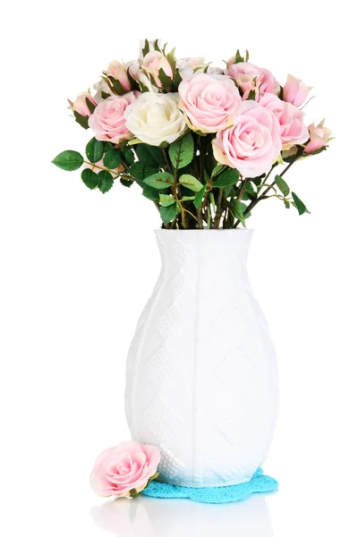 Mooie roze en witte rozen in vaas geïsoleerd op wit — Stockfoto