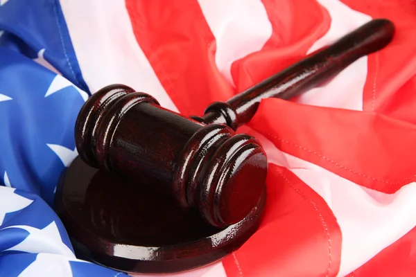 Судья молоток на фоне американского флага — стоковое фото