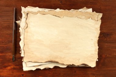 ahşap zemin üzerinde eski kağıt ve mürekkep kalem