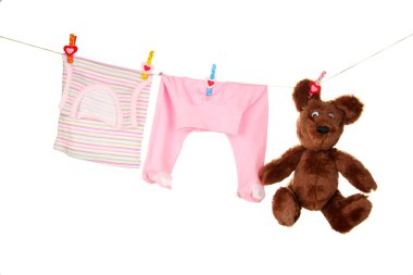 Bebek giysileri üzerinde beyaz izole clothesline üzerinde asılı