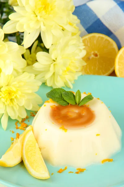 Lemon Panna Cotta com raspas de laranja e molho de caramelo, sobre fundo de madeira cor — Fotografia de Stock