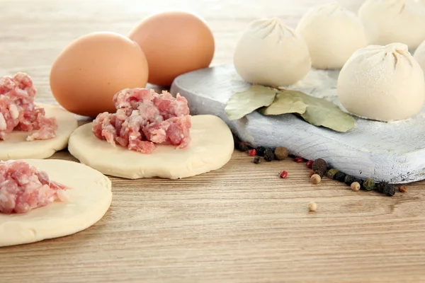 Rå dumplings, ingredienser och degen, på träbord — Stockfoto