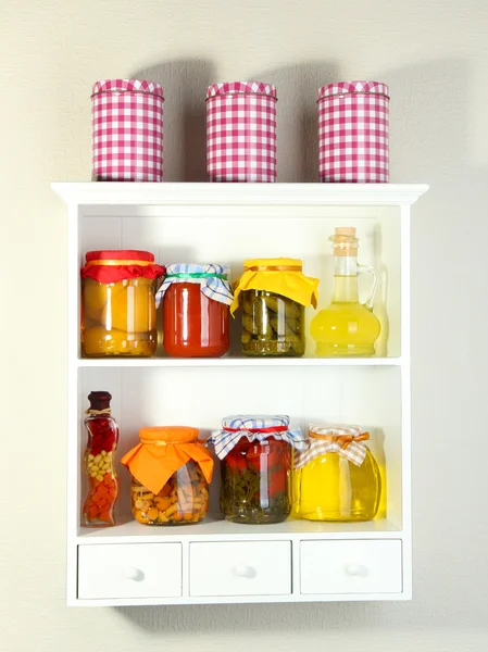 Homemade preserves on beautiful white shelves — Stockfoto