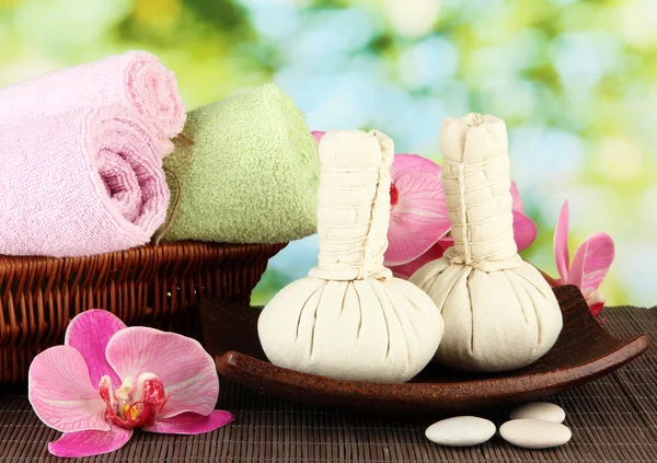 Textile Massagegeräte im Wellnessbereich vor Hintergrund der Natur — Stockfoto