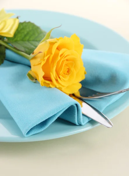 Assiette servie avec serviette et fleurs close-up — Photo