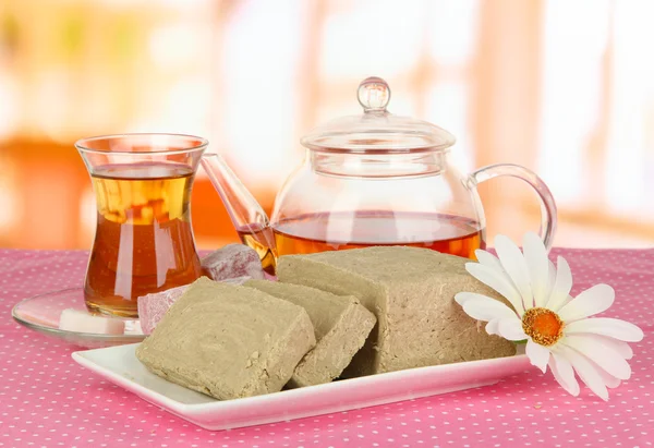 Sabrosa halva con té en la mesa en la habitación —  Fotos de Stock