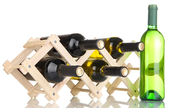 Botellas de vino colocadas sobre soporte de madera aislado sobre blanco — Foto de Stock