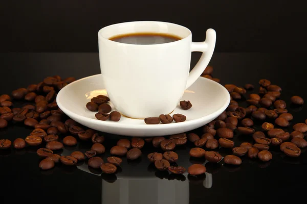 Kop sterke koffie geïsoleerd op zwart — Stockfoto