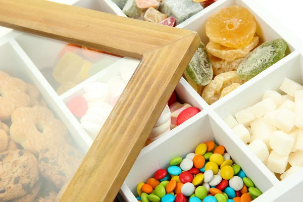 Çok renkli şekerler ve beyaz tahta kutu kurabiye kapat — Stok fotoğraf