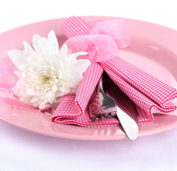 Served plate with napkin and flowers close-up — Stock Photo, Image