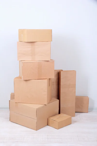 Different cardboard boxes in room — Stock Photo, Image