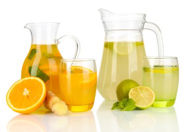 portakal ve limon limonata sürahi ve bardak beyaz izole
