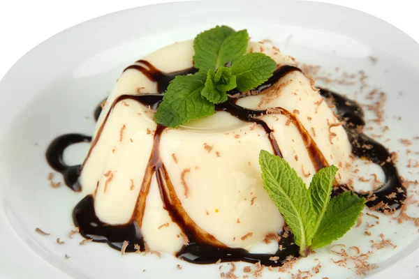 Panna Cotta con salsa al cioccolato, isolata su bianco — Foto Stock