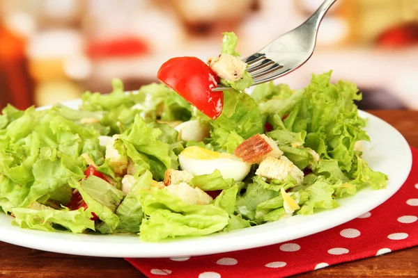 Salade César sur assiette blanche, sur fond lumineux — Photo