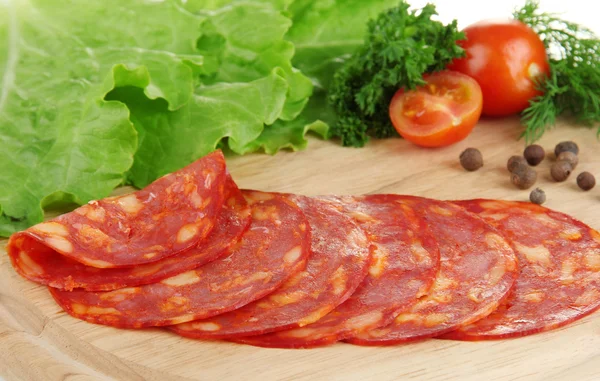 Plastry salami na desce, z bliska — Zdjęcie stockowe