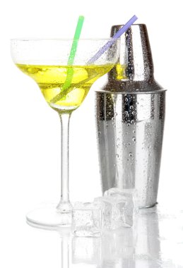 kokteyl shaker ve üzerinde beyaz izole kokteyl