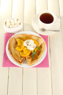 ahşap masa üzerinde orange ile Pancakes