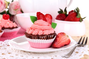 güzel çilekli kek yemek masası yakın çekim üzerinde