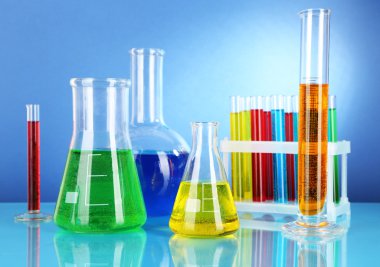 test tüpleri ile mavi arka plan üzerinde renkli sıvı