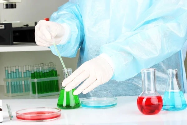 Cientista realizando pesquisa em laboratório de perto — Fotografia de Stock