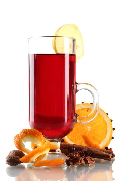 ガラス、スパイスとオレンジ色の白で隔離されるグリュー ワイン — ストック写真